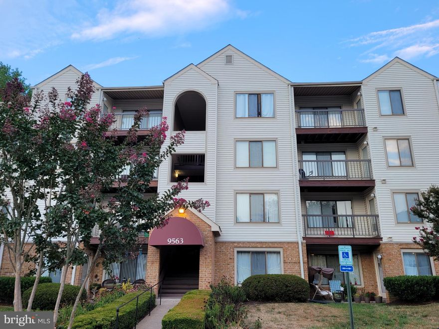 Beautiful one bedroom penthouse with vaulted ceilings.  Unit has updated cabinets, granite countertops, remodeled bathroom, washer and dryer.  The property backs to treed area.  Very private and peaceful.
Excellent condition.  Close to shopping center and restaurants.