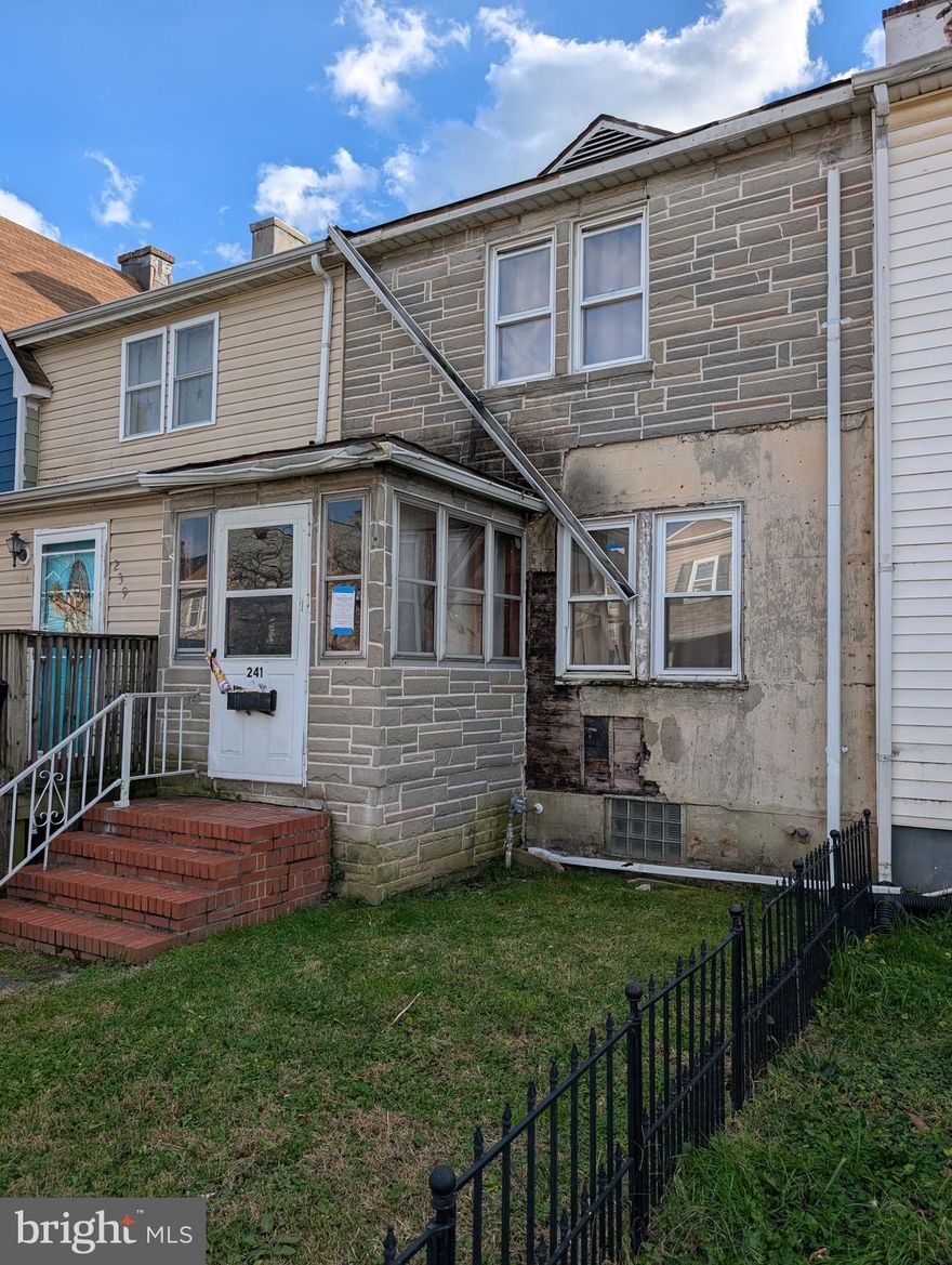 Handyman Special, opportunity to customize a townhouse to your taste or ready it for resale or add to rental portfolio for experienced investors.
Interior and exterior work needed to ready unit. Market value in neighborhood is  200k for renovated units.