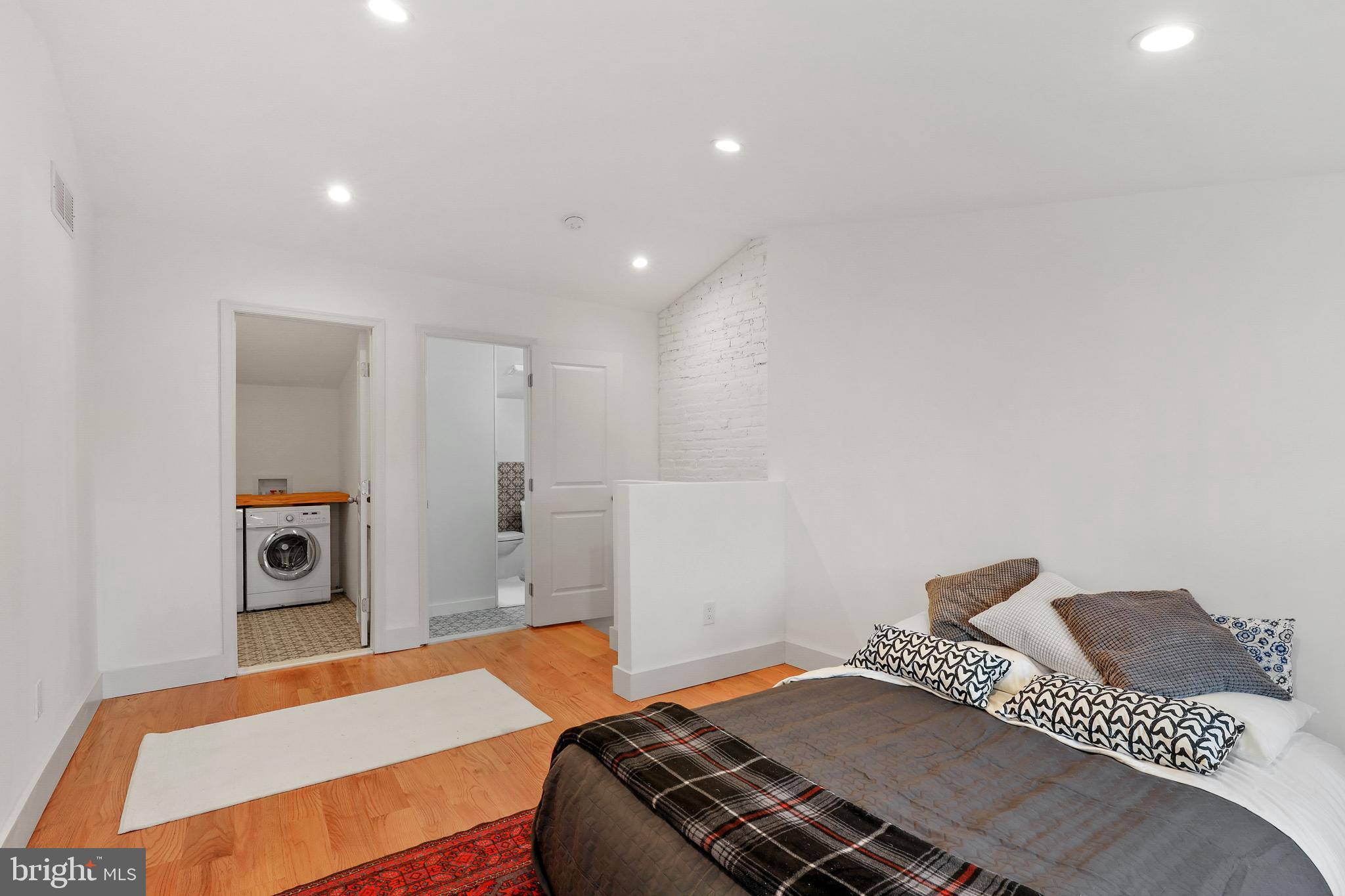 HOLLINS MARKET - Residential