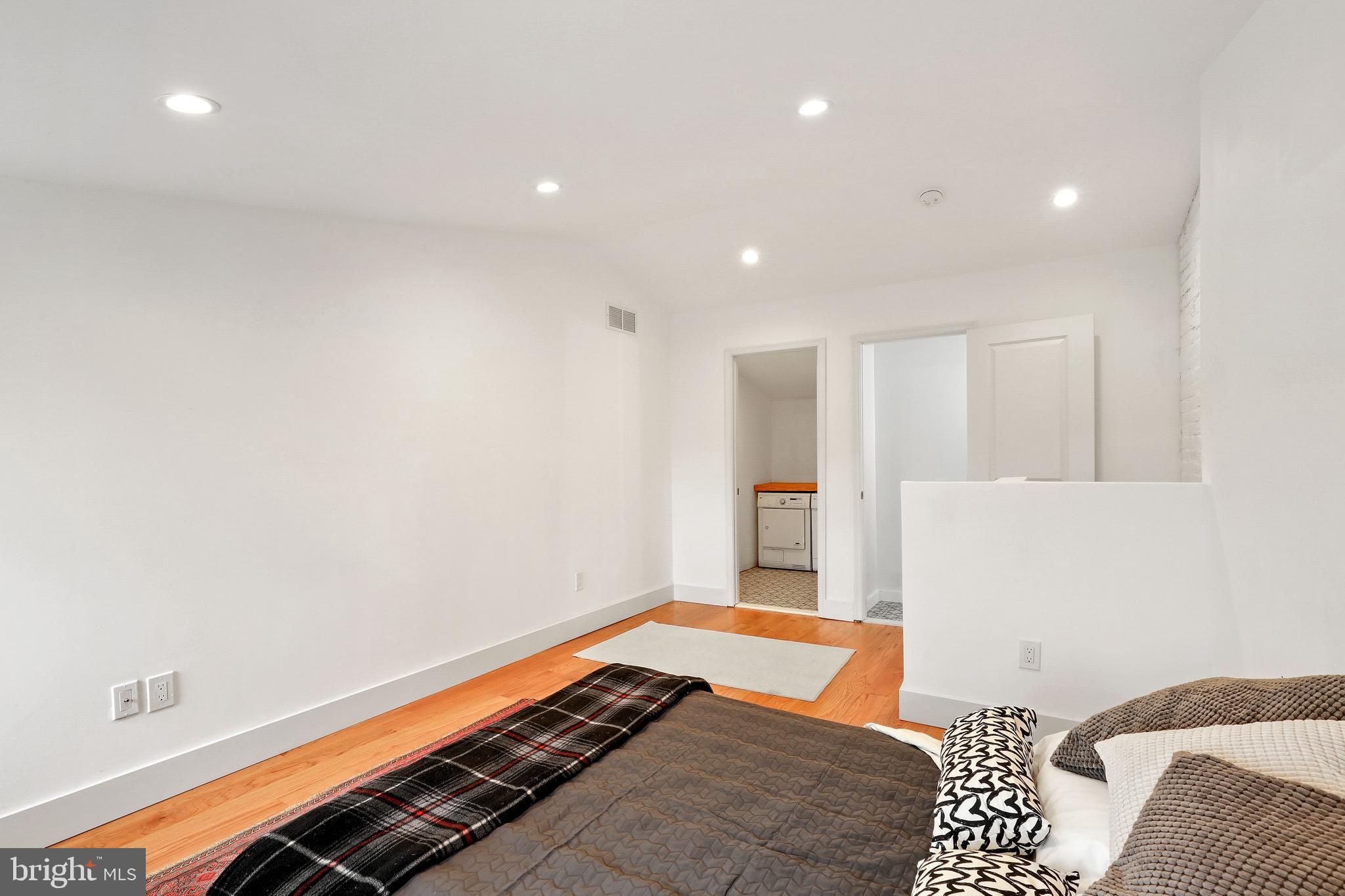 HOLLINS MARKET - Residential