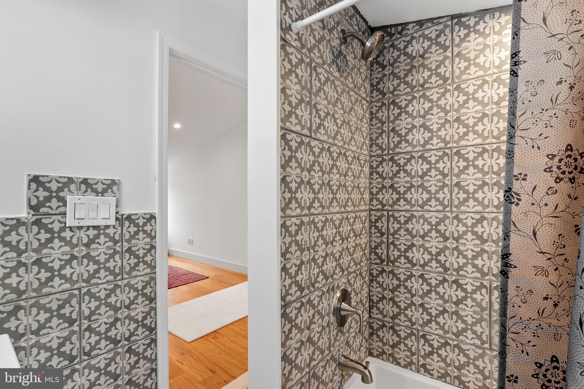 HOLLINS MARKET - Residential