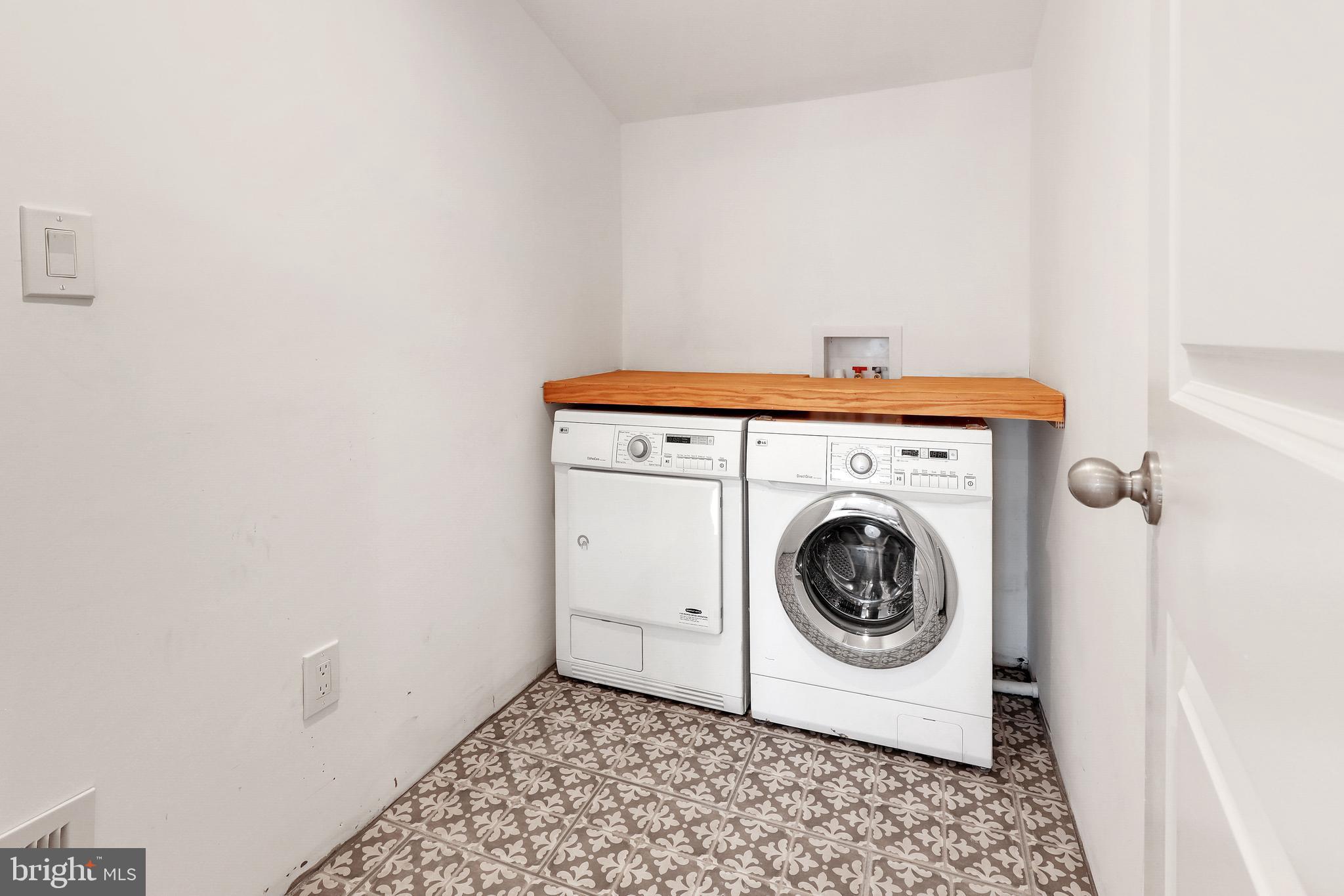 HOLLINS MARKET - Residential