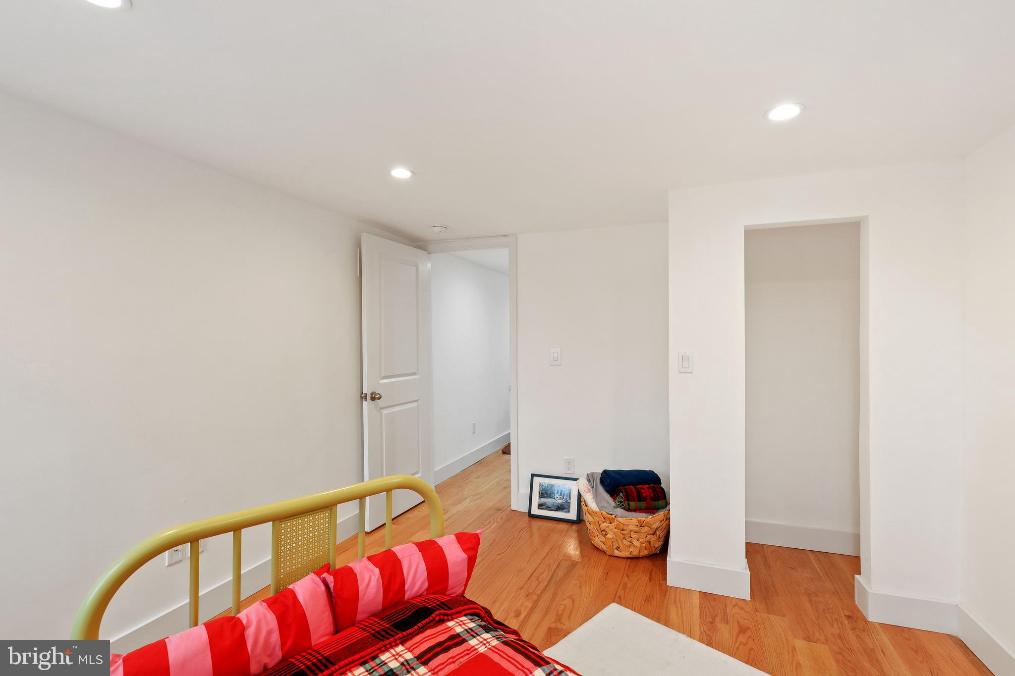 HOLLINS MARKET - Residential