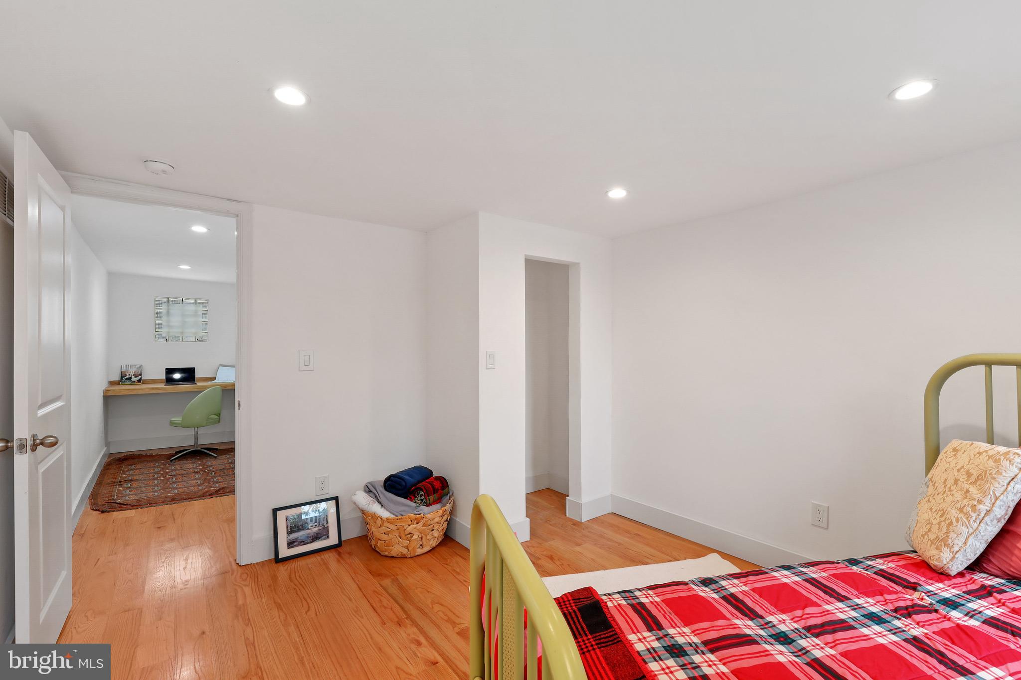 HOLLINS MARKET - Residential