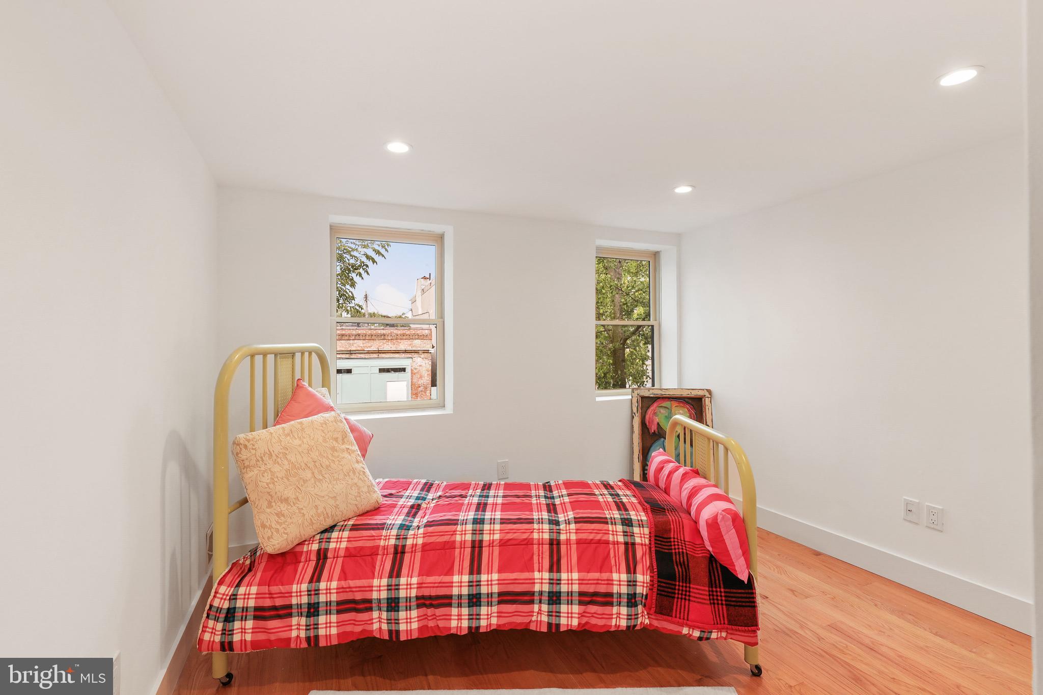 HOLLINS MARKET - Residential