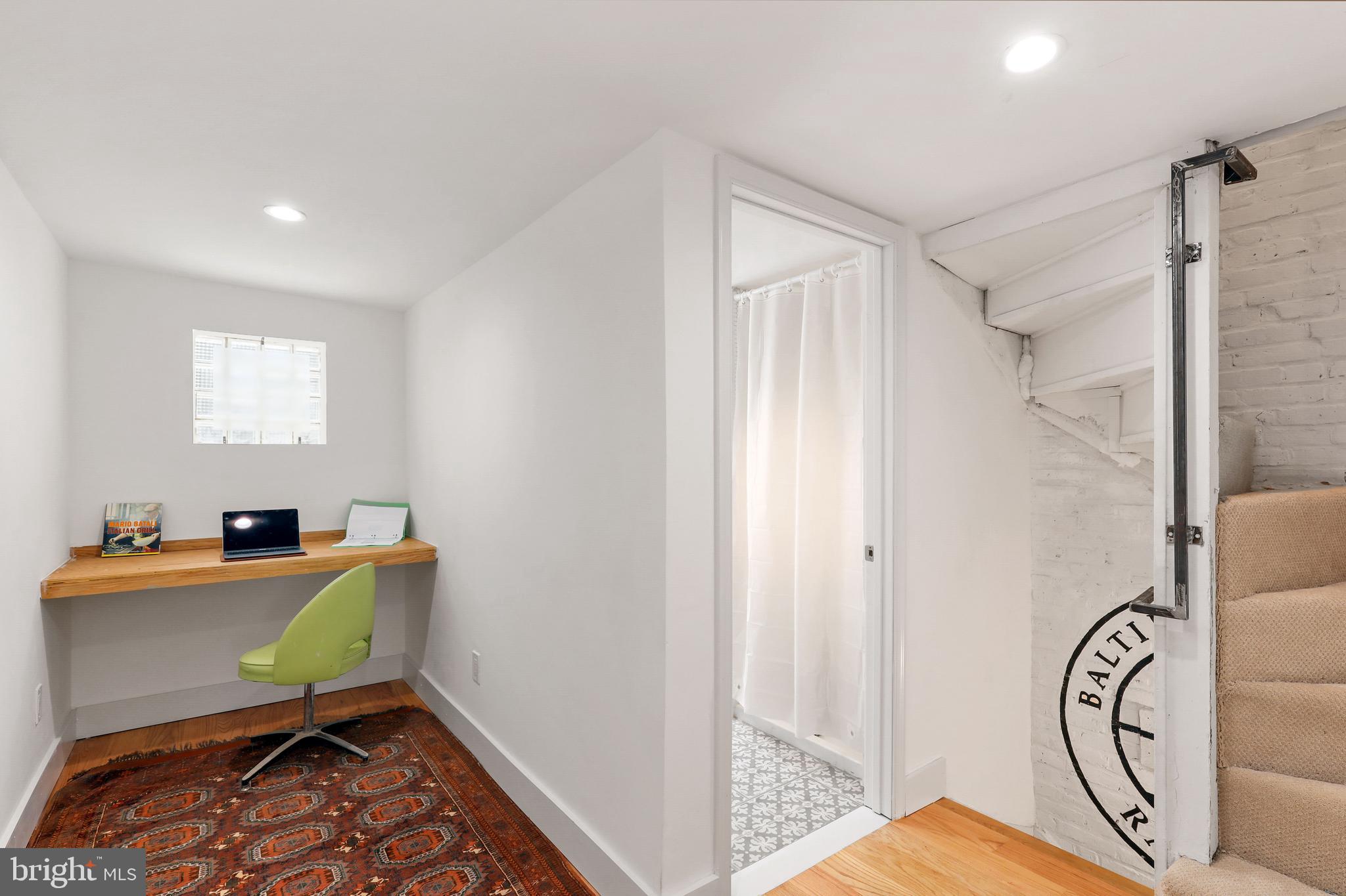 HOLLINS MARKET - Residential