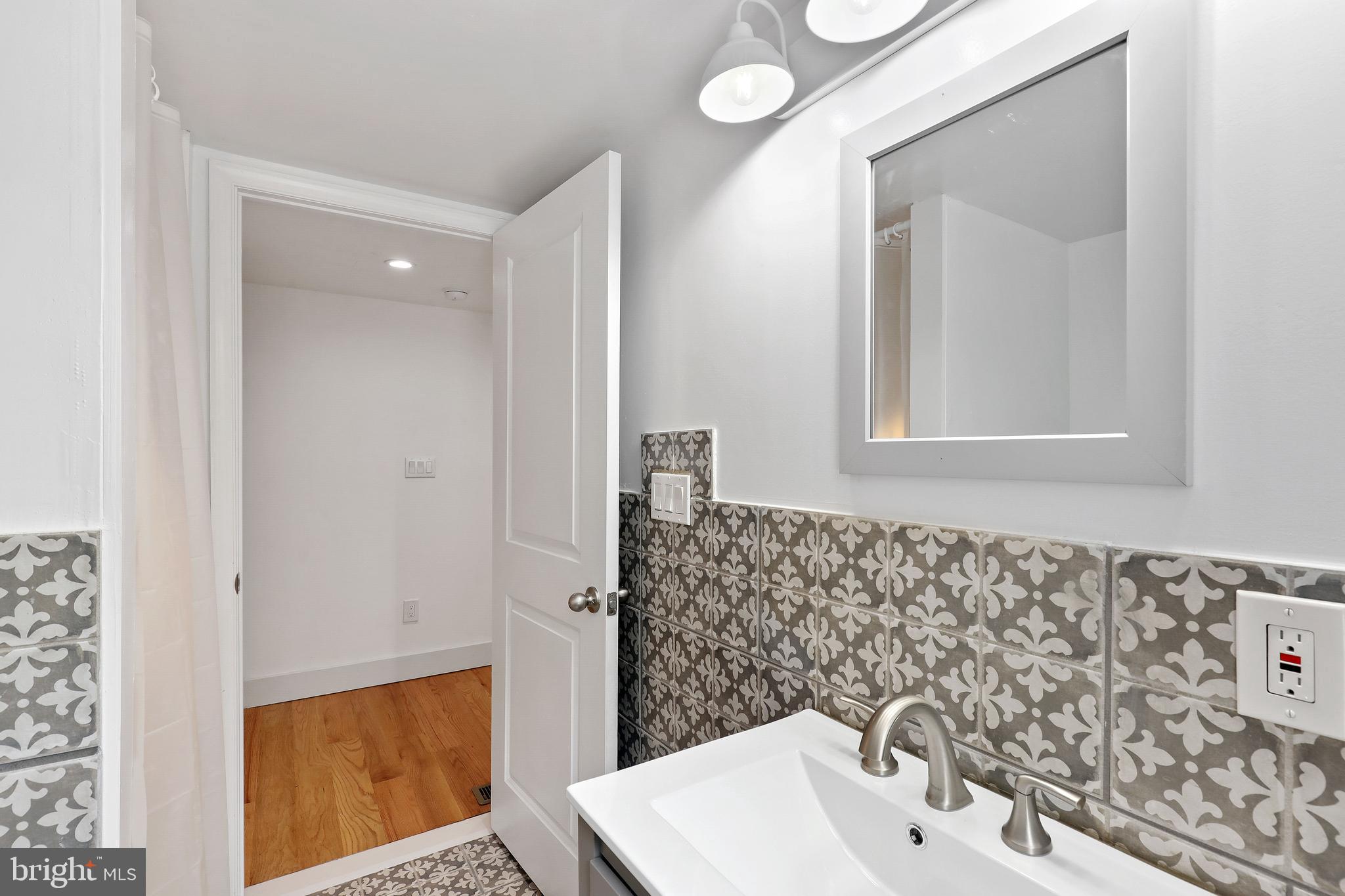 HOLLINS MARKET - Residential