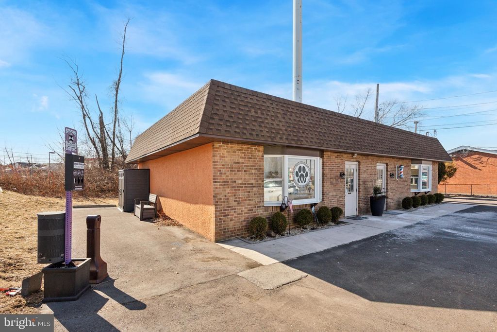 Photo of 633 E Welsh Road, AMBLER, PA 19002 (MLS # PAMC2128806)