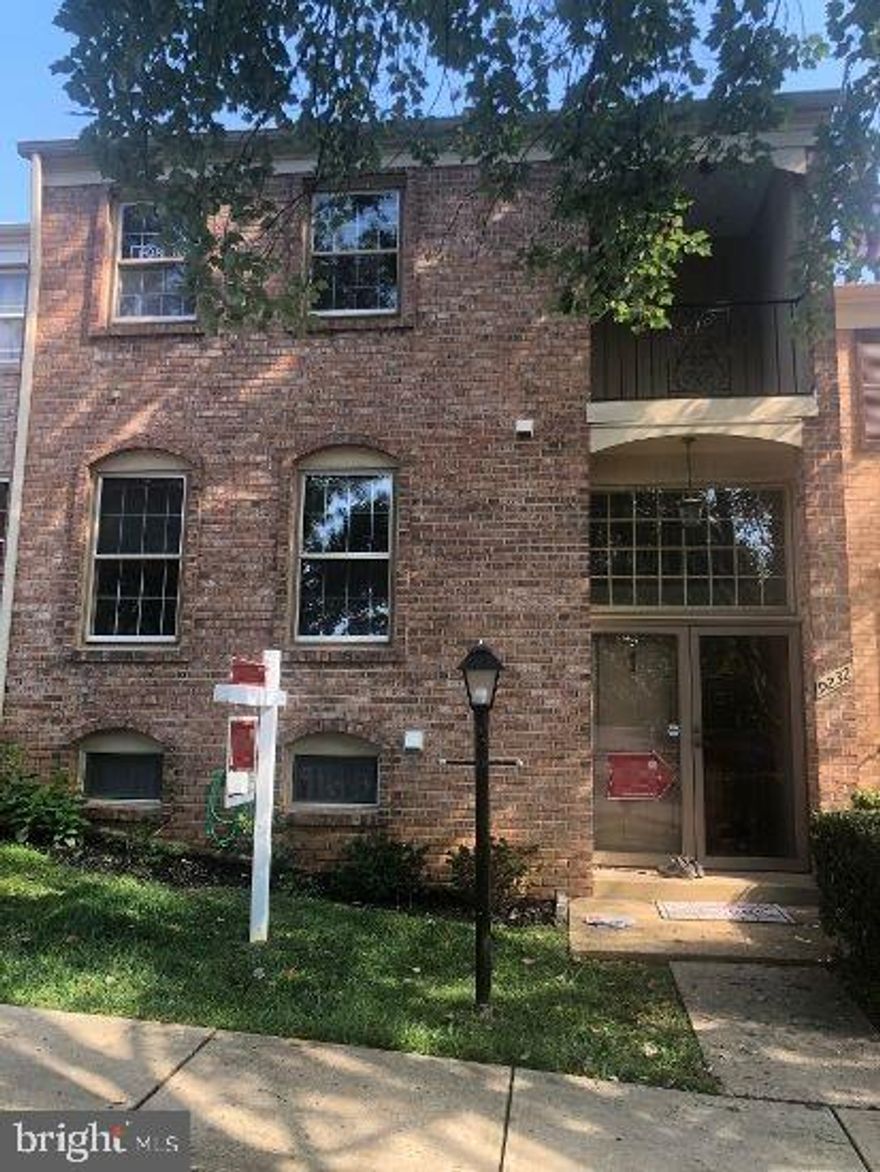 3 level brick towhnome near Vienna Metro in Stonehurst - Charming 3 bedroom, 2 1/2 bath 3 levels, wood floors, Stone wall garden patio, Walk to Vienna Metro and nearby new shopping complex with grocery. This well built brick home is spacious and elegant! This unit is one of the larger THs in Stonehurst. Eat-in Kitchen, Separate dining room, Formal living room with fireplace and built-ins, finished rec room with brick fireplace, french doors walk-out level to your own charming garden patio with brick wall, sunny planting space, and rear access alley. Fairly new efficient gas HVAC keeps utility cost low, Trash pick-up included, Reserved parking with plenty of extra street spaces. Lease term negotiable - long term OK. Please no pets but we will consider small dog, no cats. No Smoking allowed. Ask about Rental price discount for strong credit qualifications (high FICOs, strong ratios, etc).