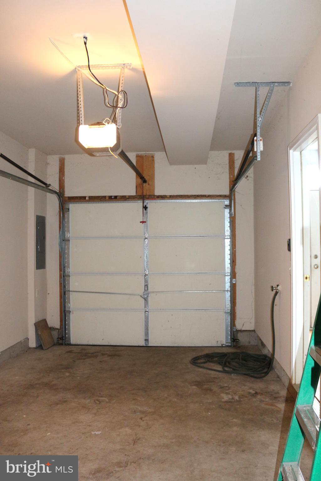 COLONIAL HILLS - Residential