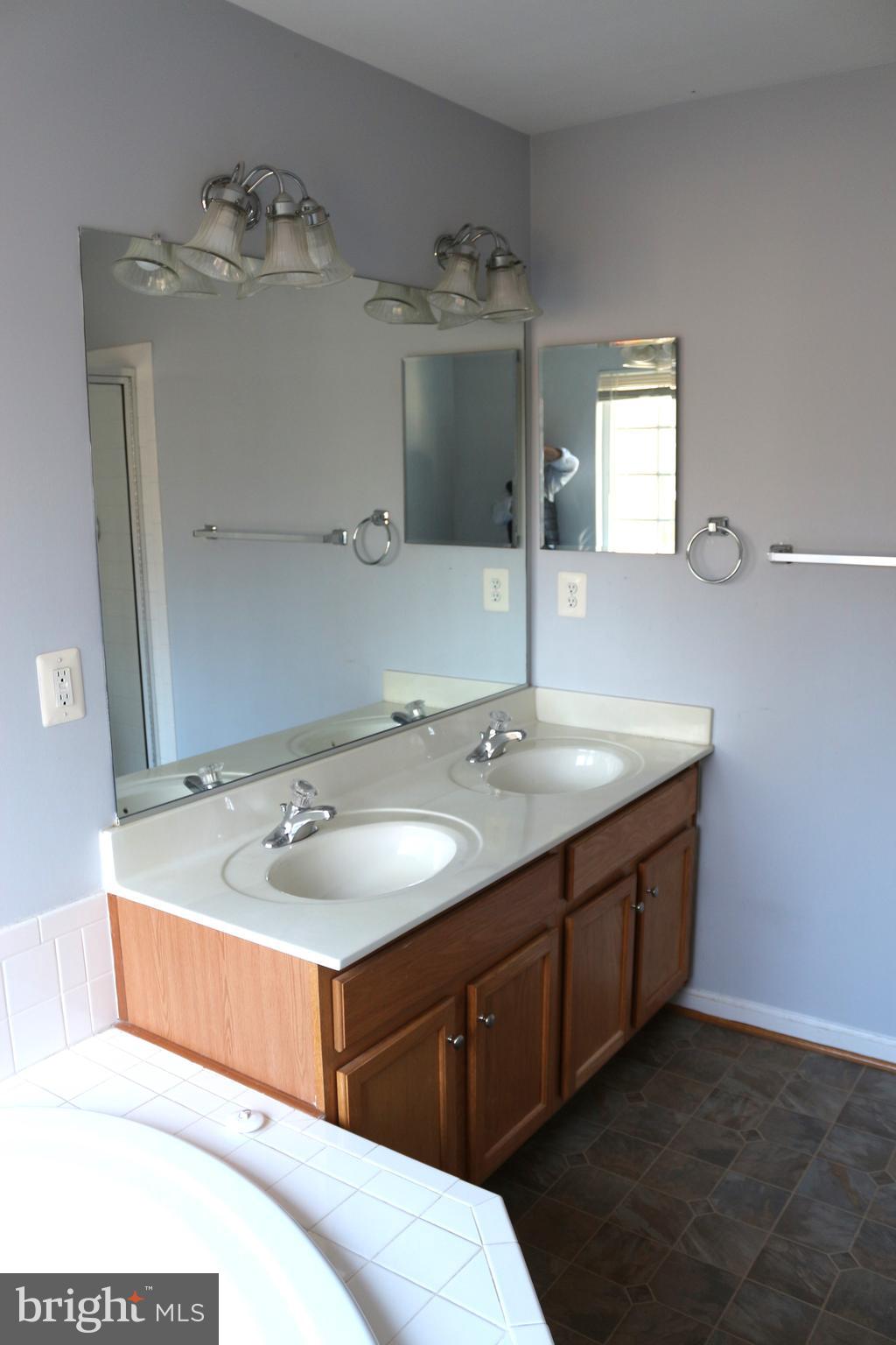 COLONIAL HILLS - Residential