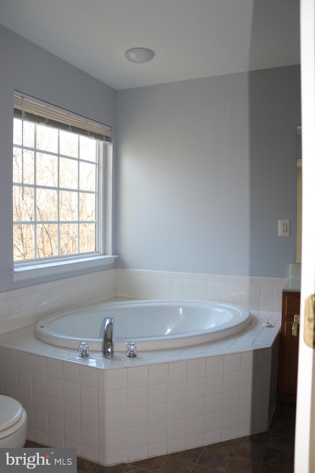 COLONIAL HILLS - Residential