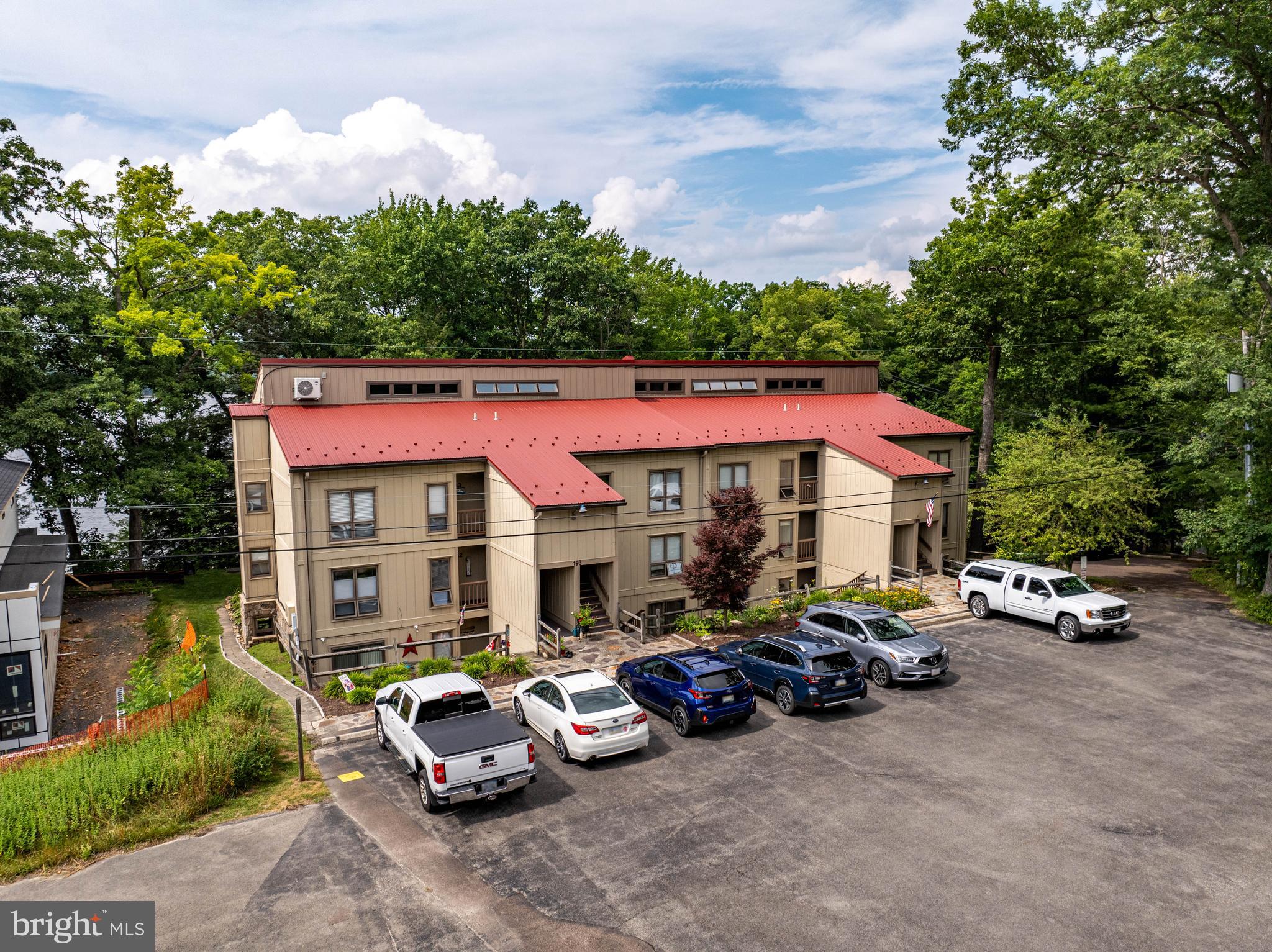 RED RUN CONDO - Residential