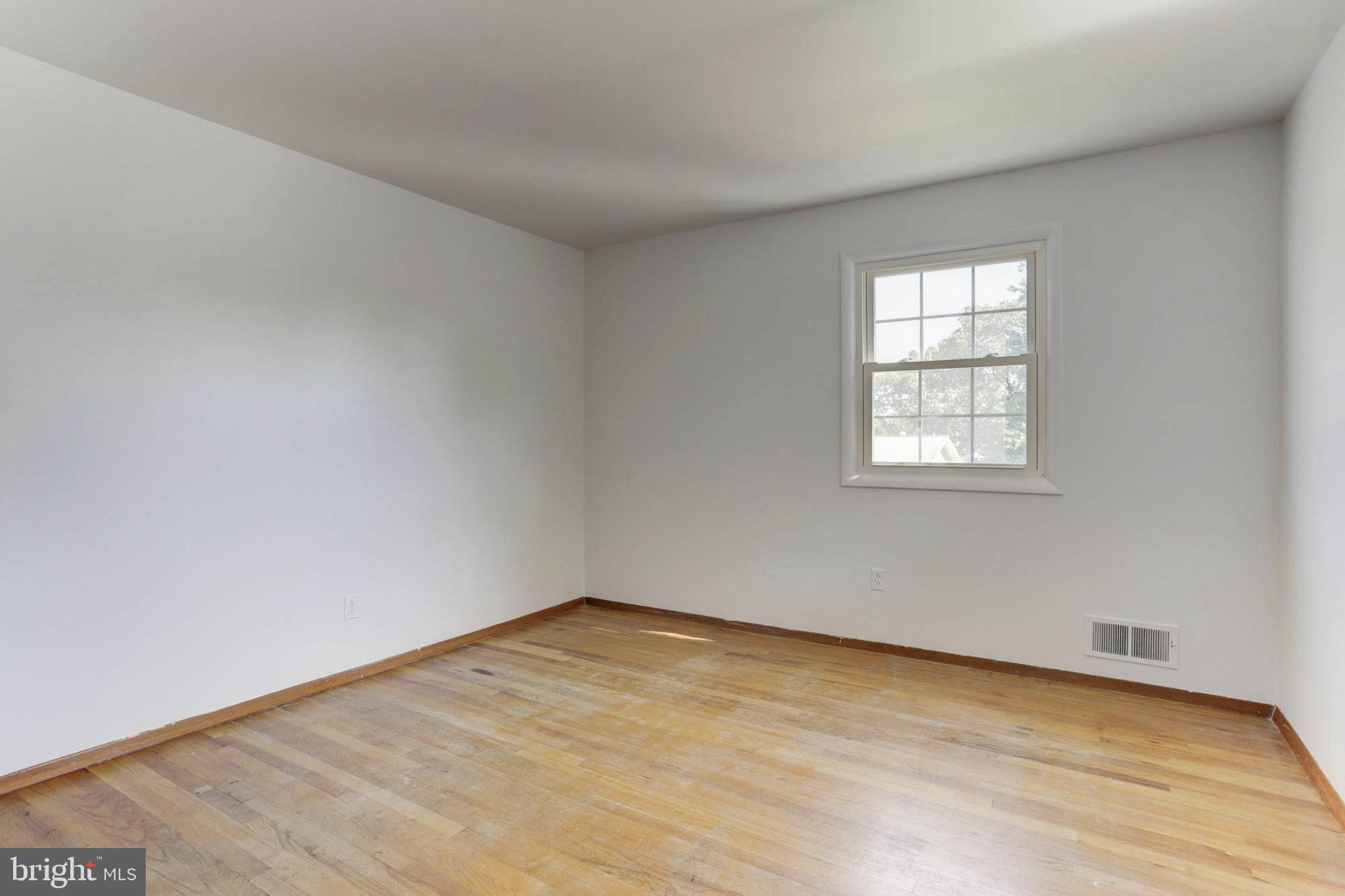 LAURELTON - Residential