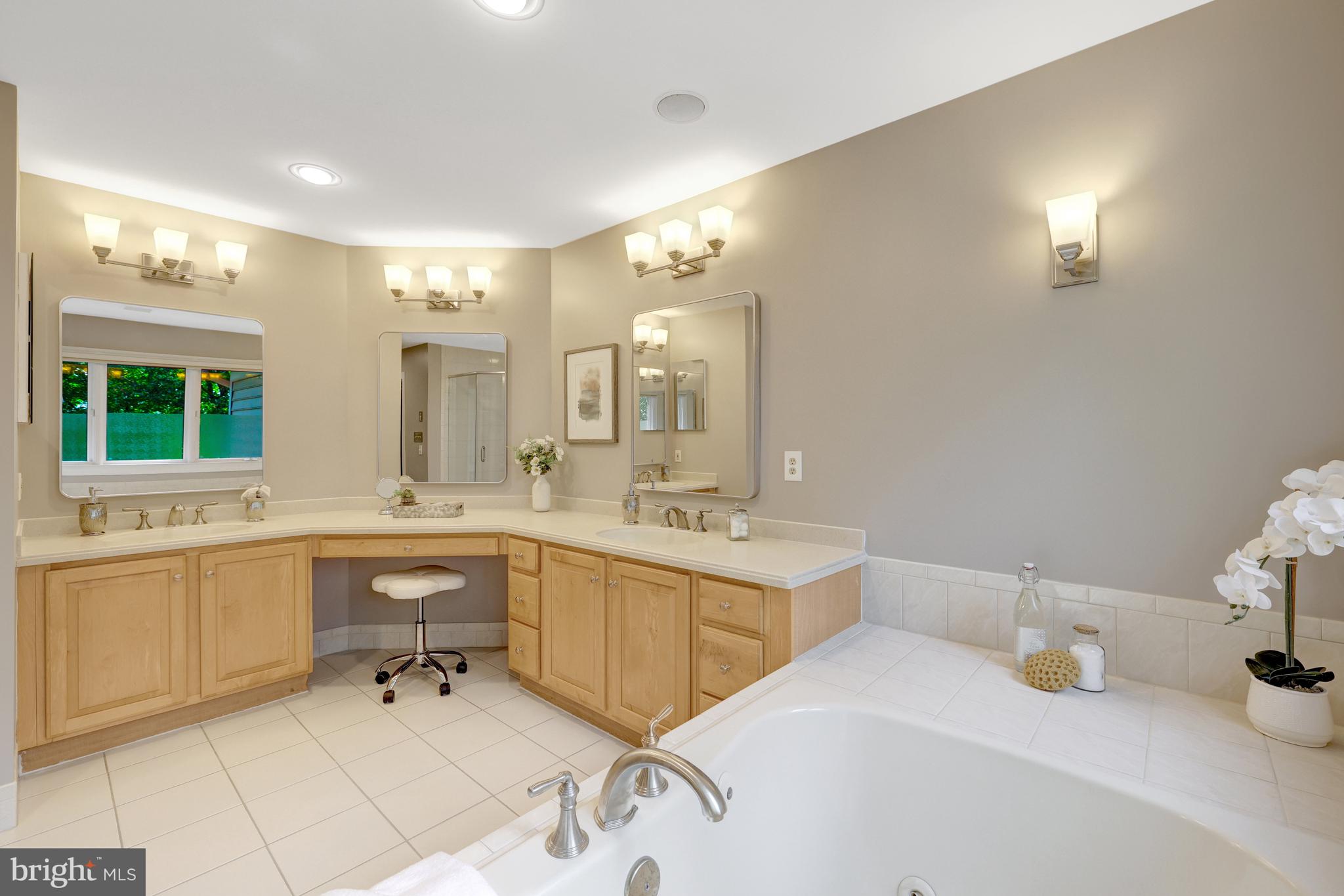 ELGIN MANOR - Residential