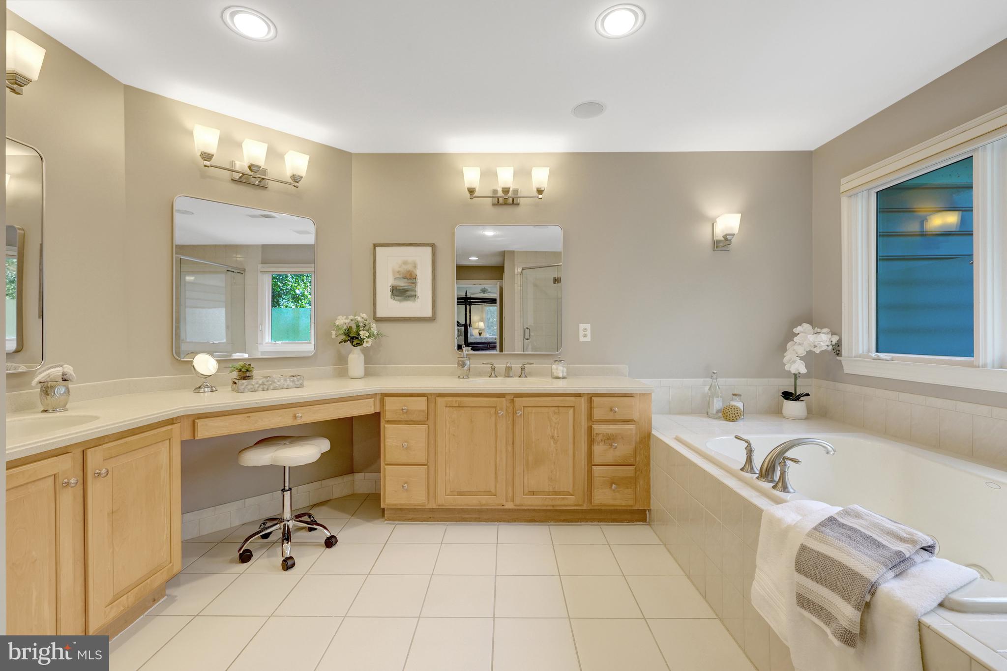 ELGIN MANOR - Residential