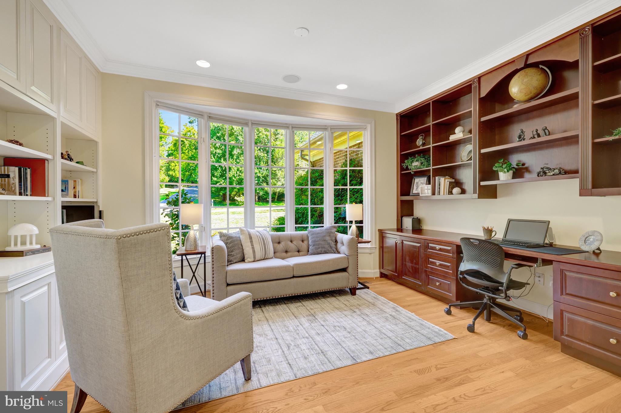 ELGIN MANOR - Residential