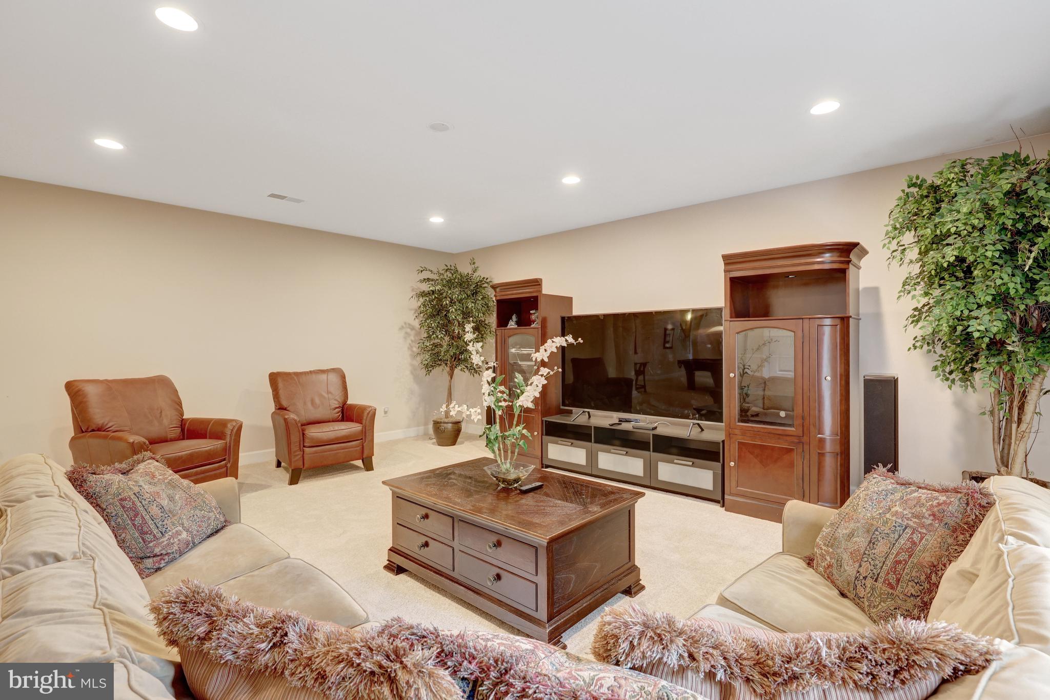 ELGIN MANOR - Residential