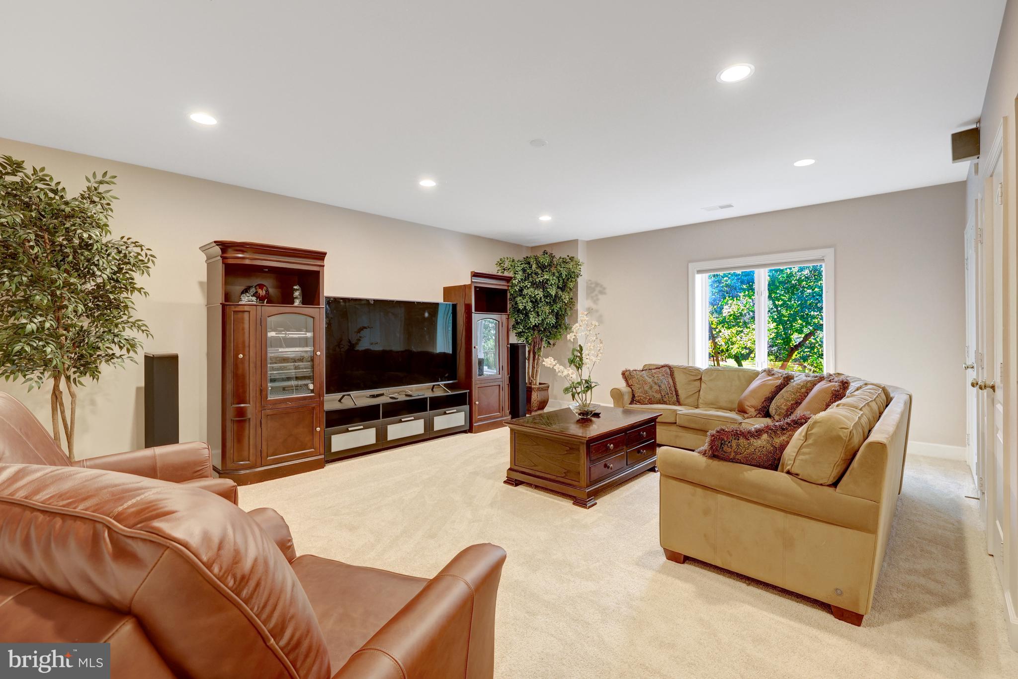 ELGIN MANOR - Residential