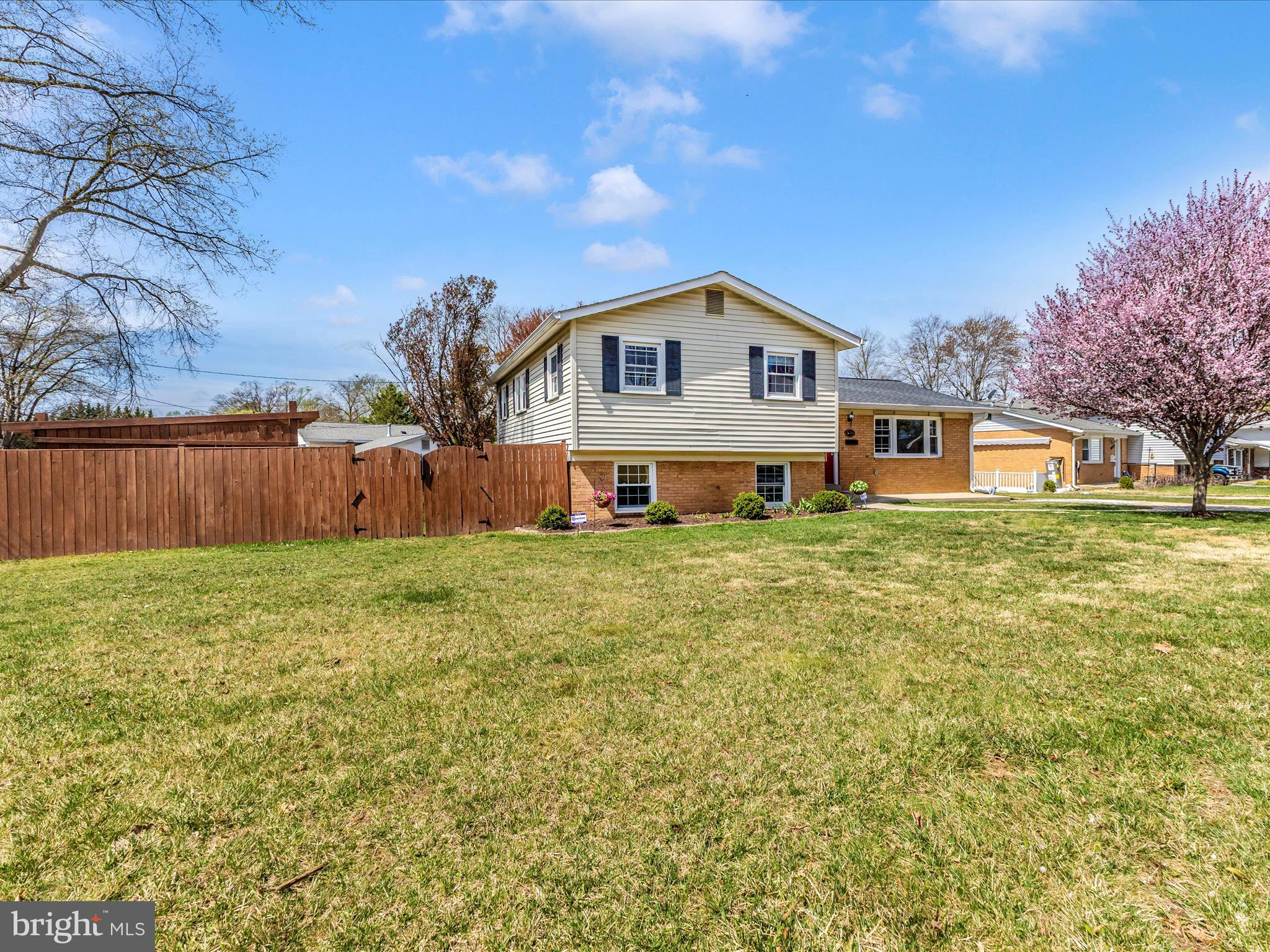 ENGLISH MANOR - Residential