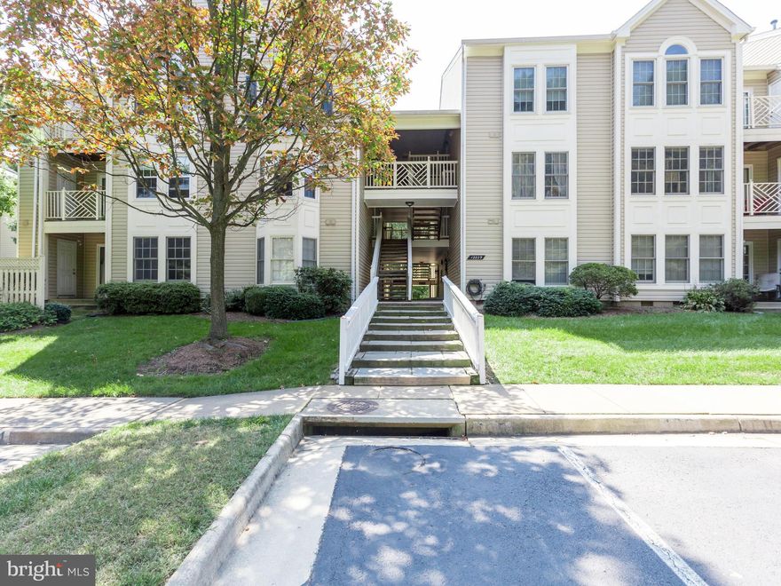 2 master bedrooms, 3 full baths w/ huge LOFT in the heart of Fairfax! BRAND NEW HVAC. Open floor plan w/ soaring vaulted ceilings. Near Fair Oaks Mall, Wegmans, Fairfax Town Center. Vienna Metro nearby with Fairfax Connector bus stop at property. Fireplace w/ built in bookshelves.  Wooden shutters, 4 ceiling fans, marble foyer, huge walk in closets, plenty of extra storage.