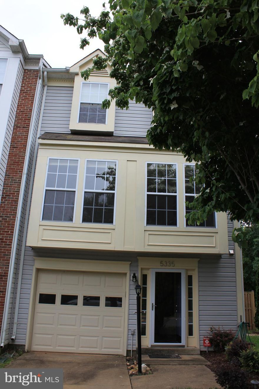 Beautiful End-Unit Townhouse with Garage! Gorgeous Kitchen with Stainless Steel Appliances and Granite Countertops *  Sun-filled Living Room * Plush carpet and 16X16 tile throughout *  Large fenced-in backyard * A deck that's perfect for entertaining and grilling! * Cordless blinds * Walk-in Closet in Master Bedroom * Gorgeous tiled shower in Master Bathroom! And more!