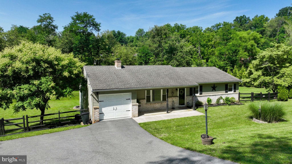 Photo of 888 Country Lane, YORK, PA 17406 (MLS # PAYK2108406)