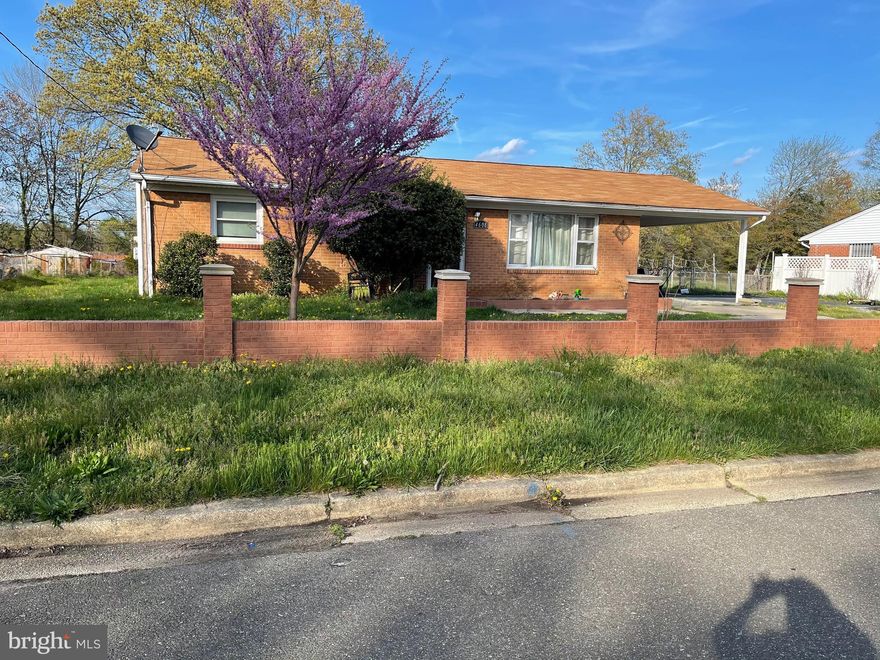 1 level single family features 4 bedrooms, 3 full bathrooms, living room, dining -kitchen area, rear access to the backyard,  carport with driveway.