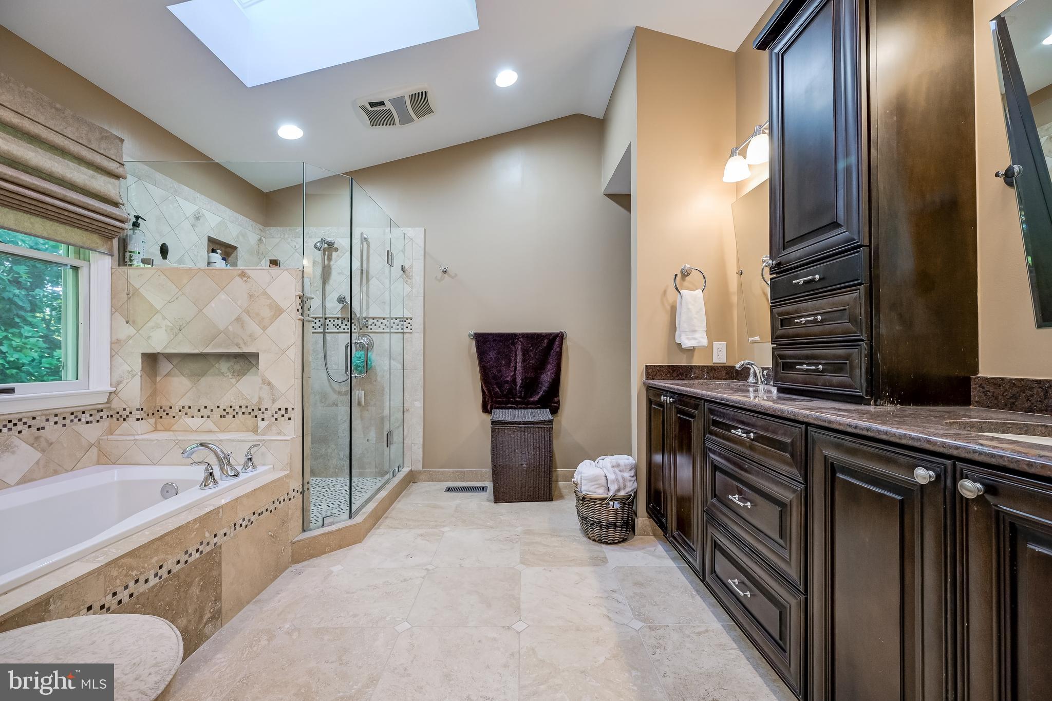 LAKE HALLOWELL - Residential