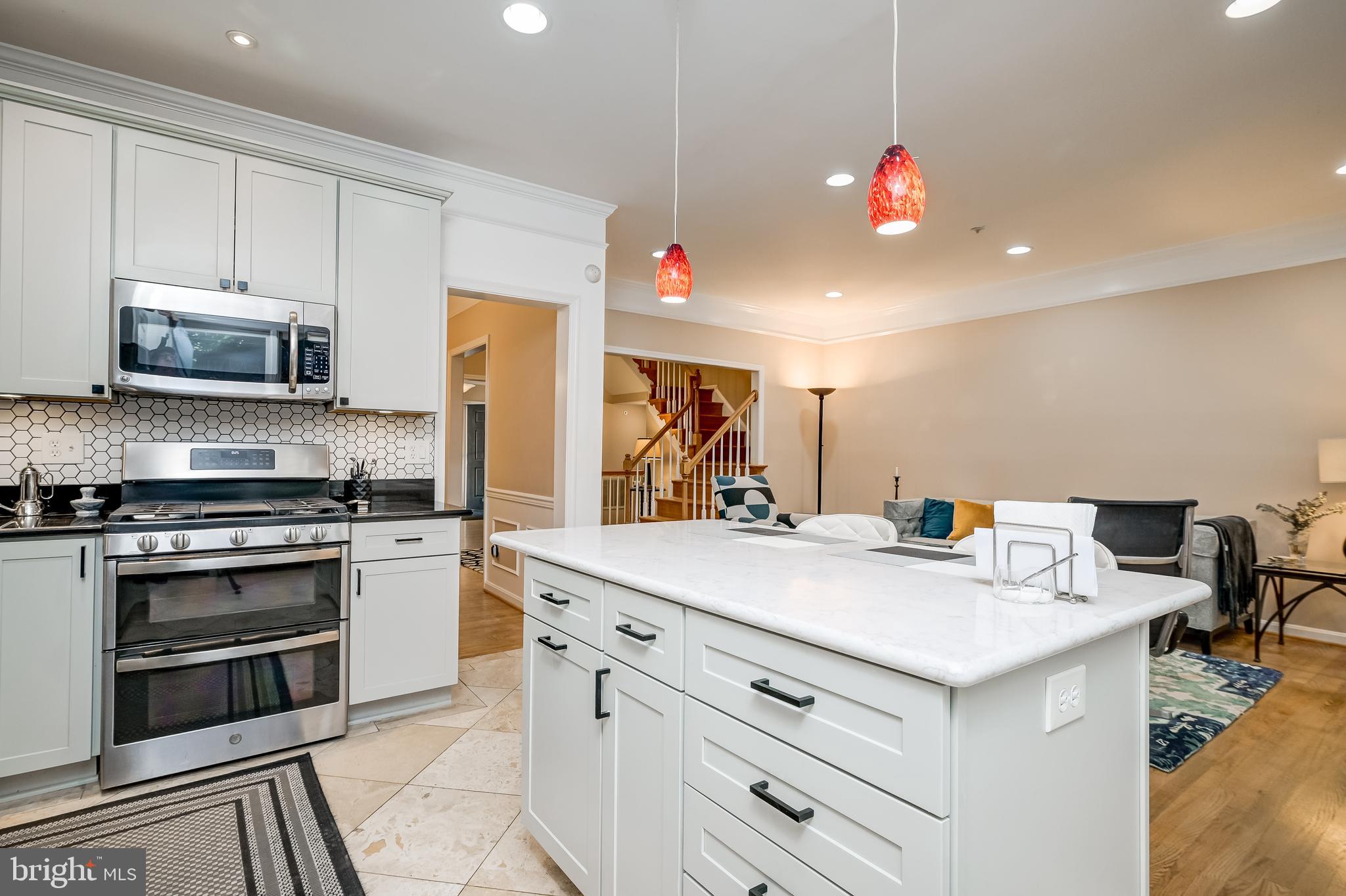 LAKE HALLOWELL - Residential