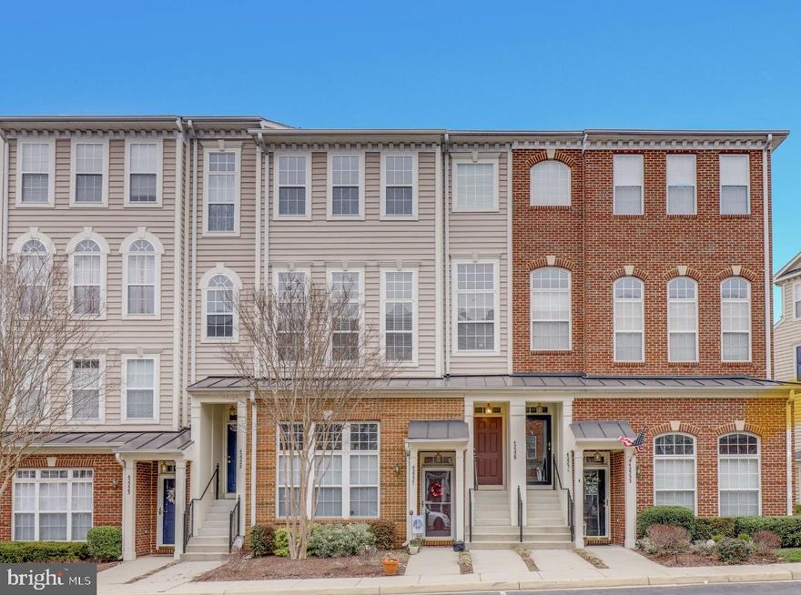 Back on market-Buyer's financing fell through right before closing! Welcome to your dream home! This wonderful multi-level condo features a charming, covered entryway that invites you inside. As you step in, you'll be greeted by beautiful hardwood floors that flow seamlessly throughout the main level, complemented by fresh paint that enhances the home's bright and inviting atmosphere.
The light-filled floor plan boasts tall ceilings and a cozy sunken living room, perfect for relaxing or entertaining guests. The gourmet kitchen is a chef's delight, equipped with modern stainless-steel appliances and a gas range, making meal preparation a joy.
Retreat to the spacious master bedroom, which features a vaulted ceiling and not one, but two generous walk-in closets, providing ample storage for all your needs.
Additional highlights include a new HVAC system and furnace, replaced in 2020, as well as a washer and dryer that were updated in 2021, ensuring comfort and convenience for years to come. The condo association just replaced the home with all new windows throughout the home, ensuring energy efficiency and modern aesthetics.
Don’t miss the opportunity to make this exceptional condo your new home! Schedule a viewing today!