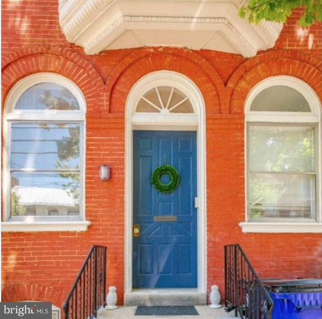 Beautifully renovated 1 bedroom- 1 bath in the heart of downtown Frederick with outdoor balcony and dual entry. Walking distance to all the great shops and restaurants and across from Baker Park. 500 sq.ft.