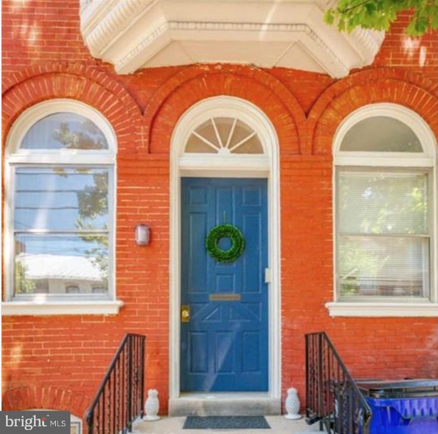Beautifully renovated 1 bedroom- 1 bath in the heart of downtown Frederick with outdoor balcony and dual entry.  Walking distance to all the great shops and restaurants and across from Baker Park.  500 sq.ft.