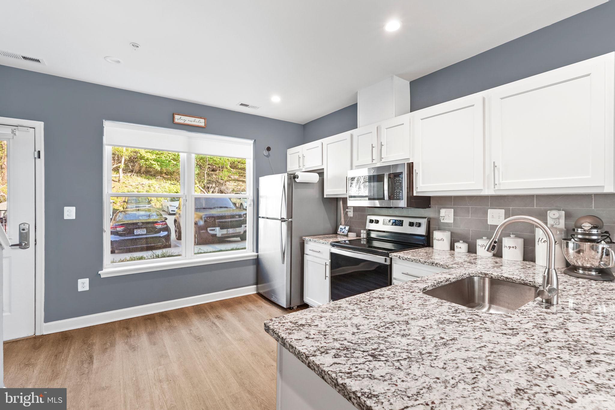 2210 HUNTER PLACE SE