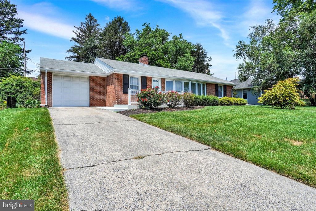 Photo of 823 Glendale Road, YORK, PA 17403 (MLS # PAYK2090992)
