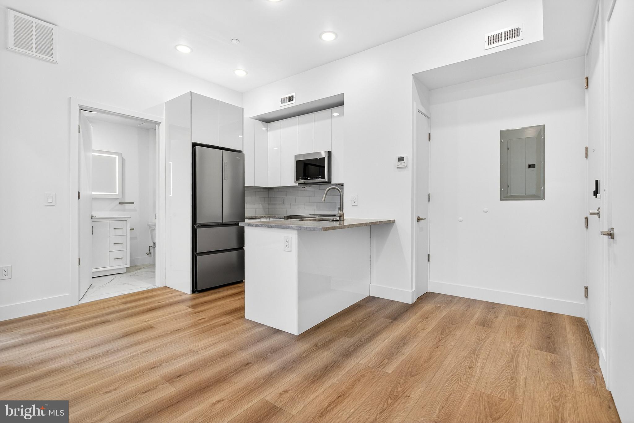 QUEEN VILLAGE - Residential Lease