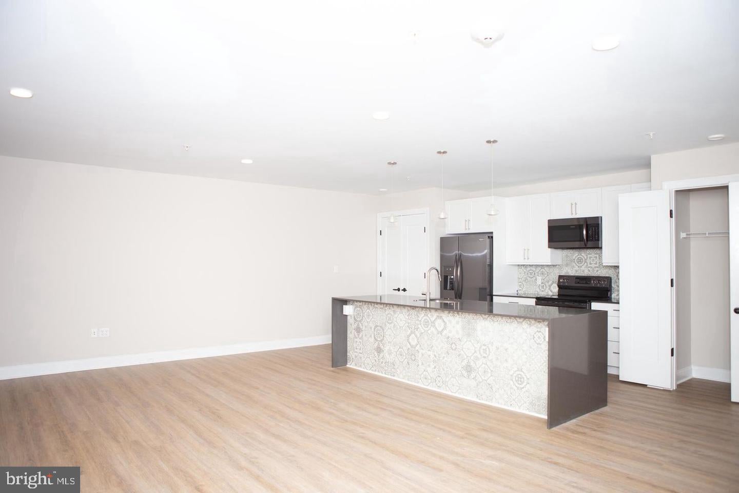 216 W 9TH STREET 301
