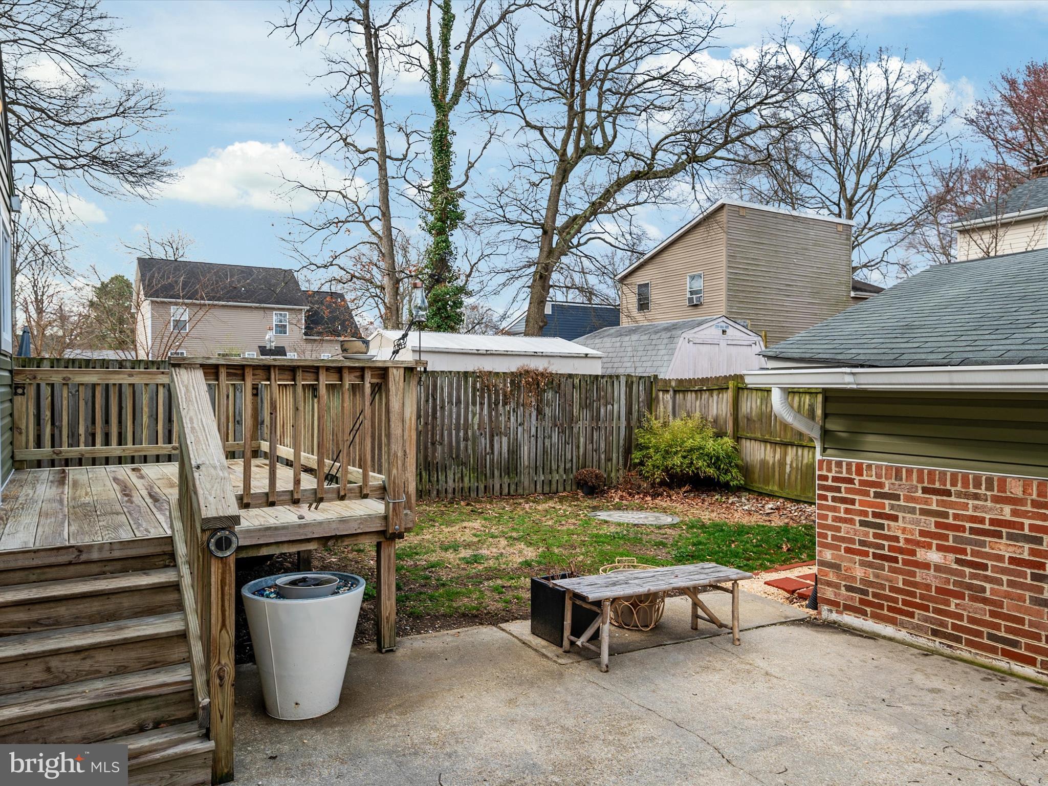 WOODLAND BEACH - Residential