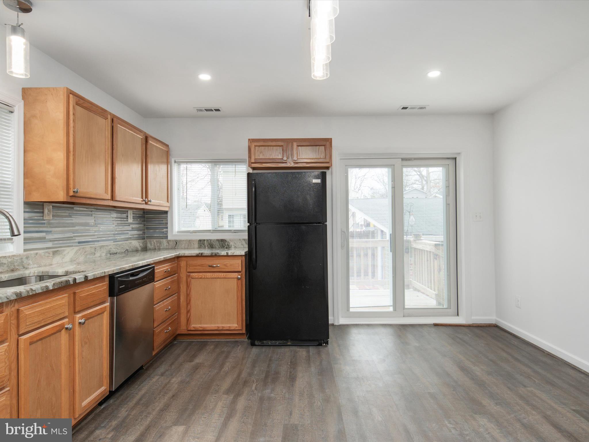 WOODLAND BEACH - Residential