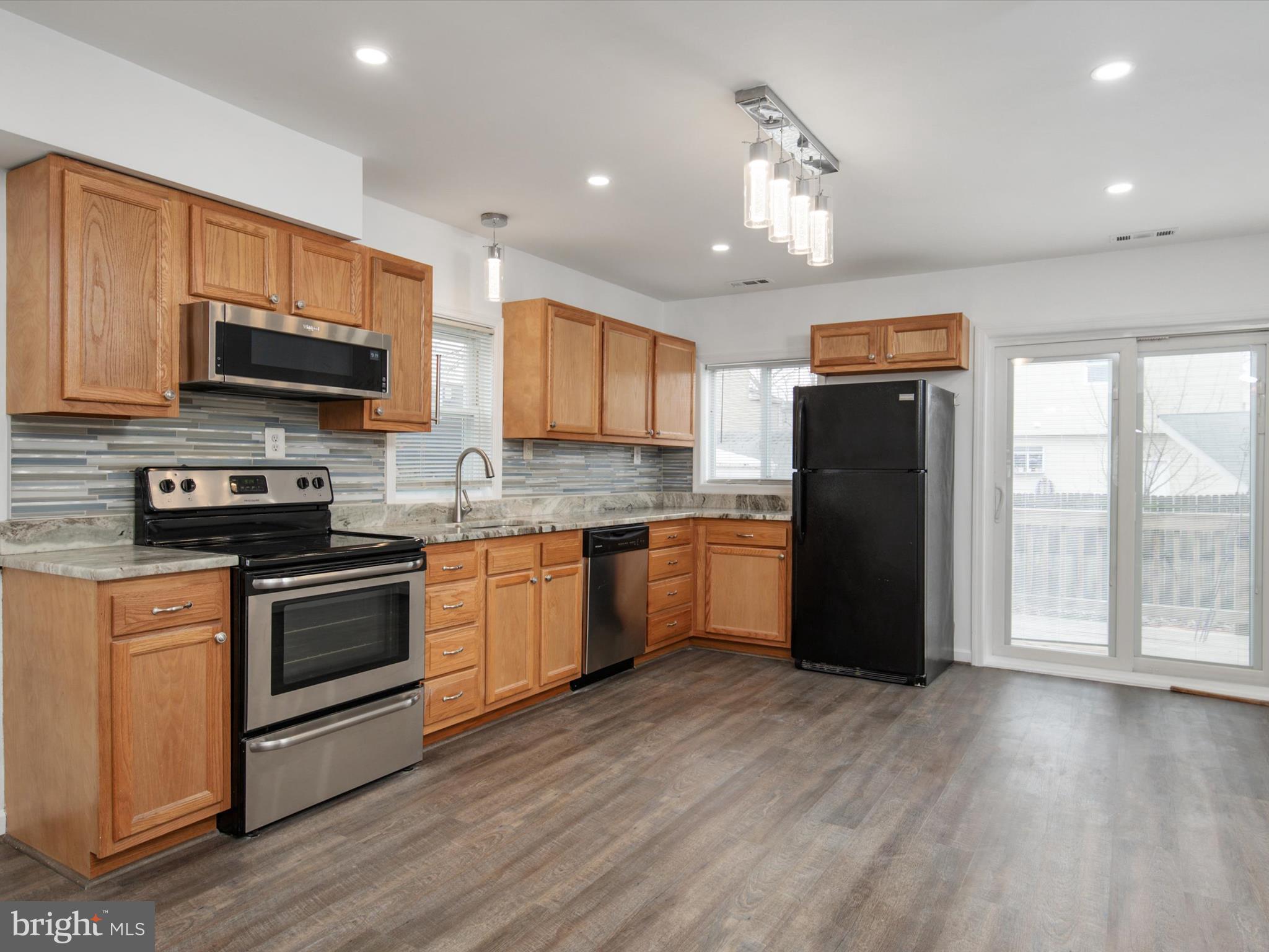 WOODLAND BEACH - Residential