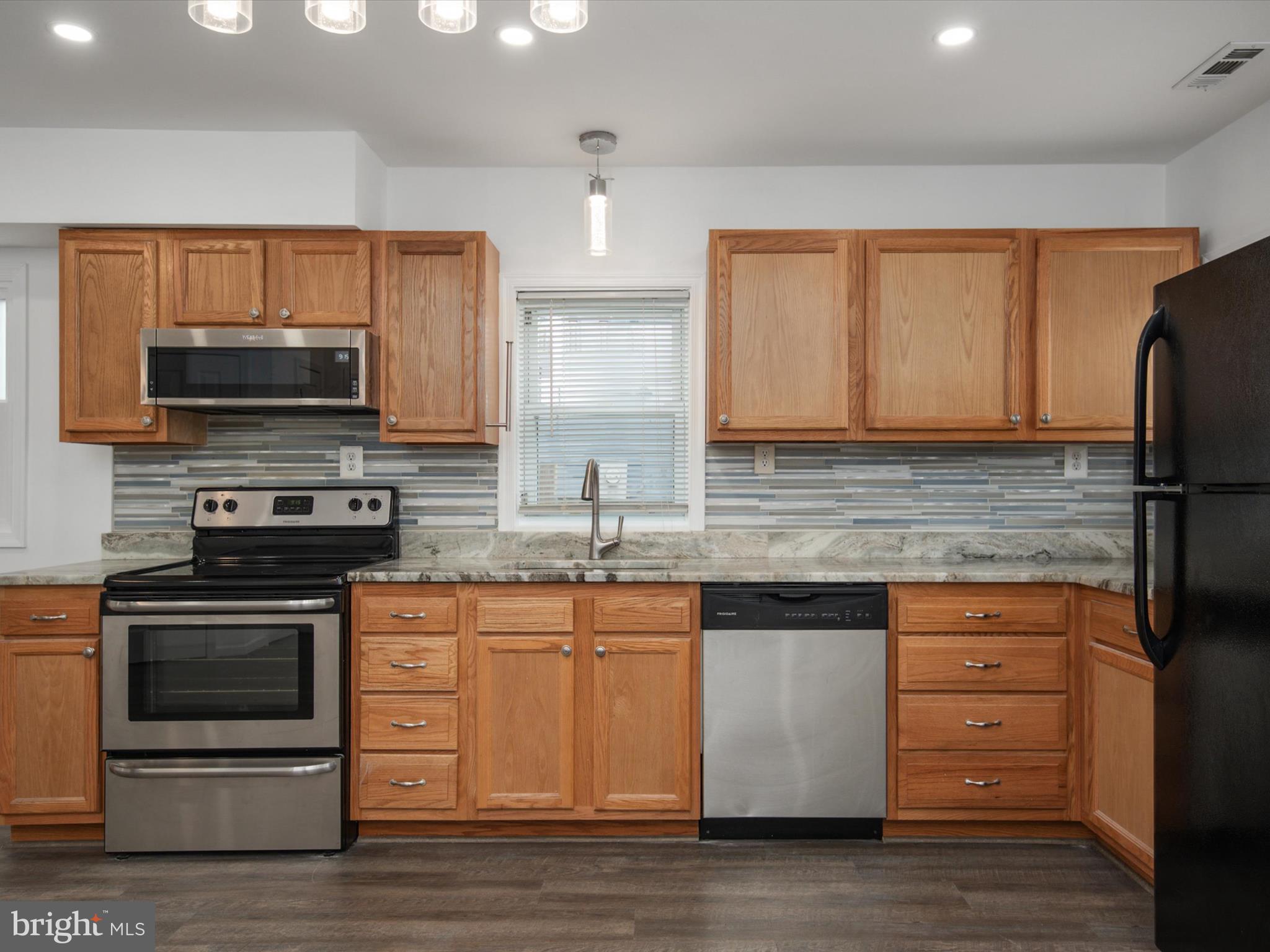 WOODLAND BEACH - Residential