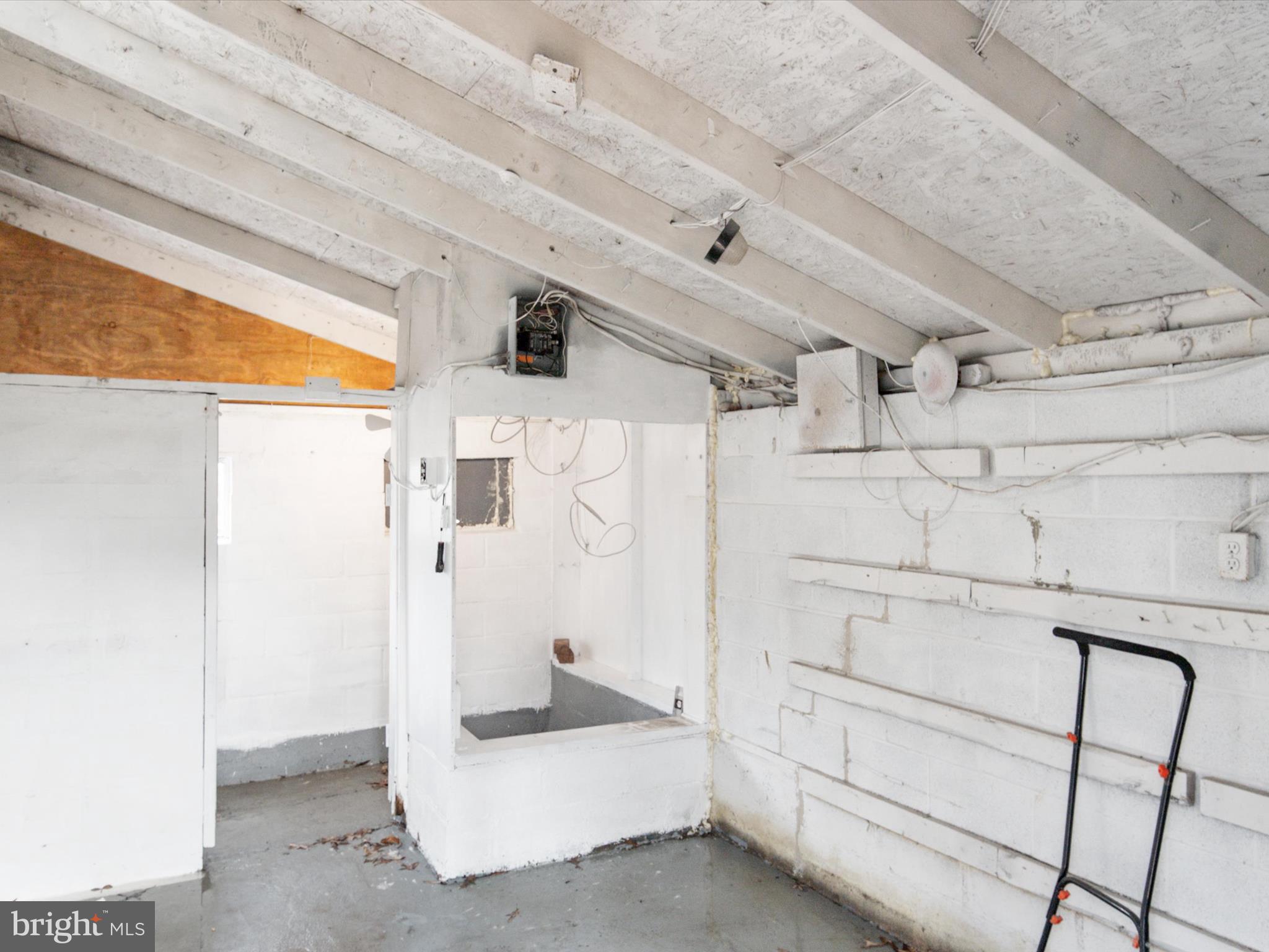 WOODLAND BEACH - Residential