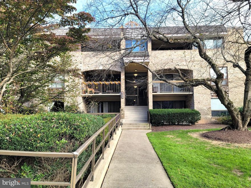 WELL‑MAINTAINED AND MOVE‑IN READY!  
Conveniently located near major shopping and I-270. Features include a private wooded‑view balcony, window blinds throughout, in‑unit washer and dryer, and a storage unit in the basement. Walk to the bus stop, library, shopping mall, and Costco.
For the fastest response, please text or email.