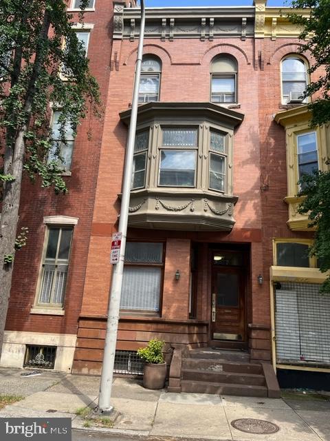 New office space with high visibility. One block from
Broad St. Perfect for insurance or real estate office.
Consultants , lawyers or psychologists would have
a great location to meet their clients. Title
insurance companies can have a center city location.