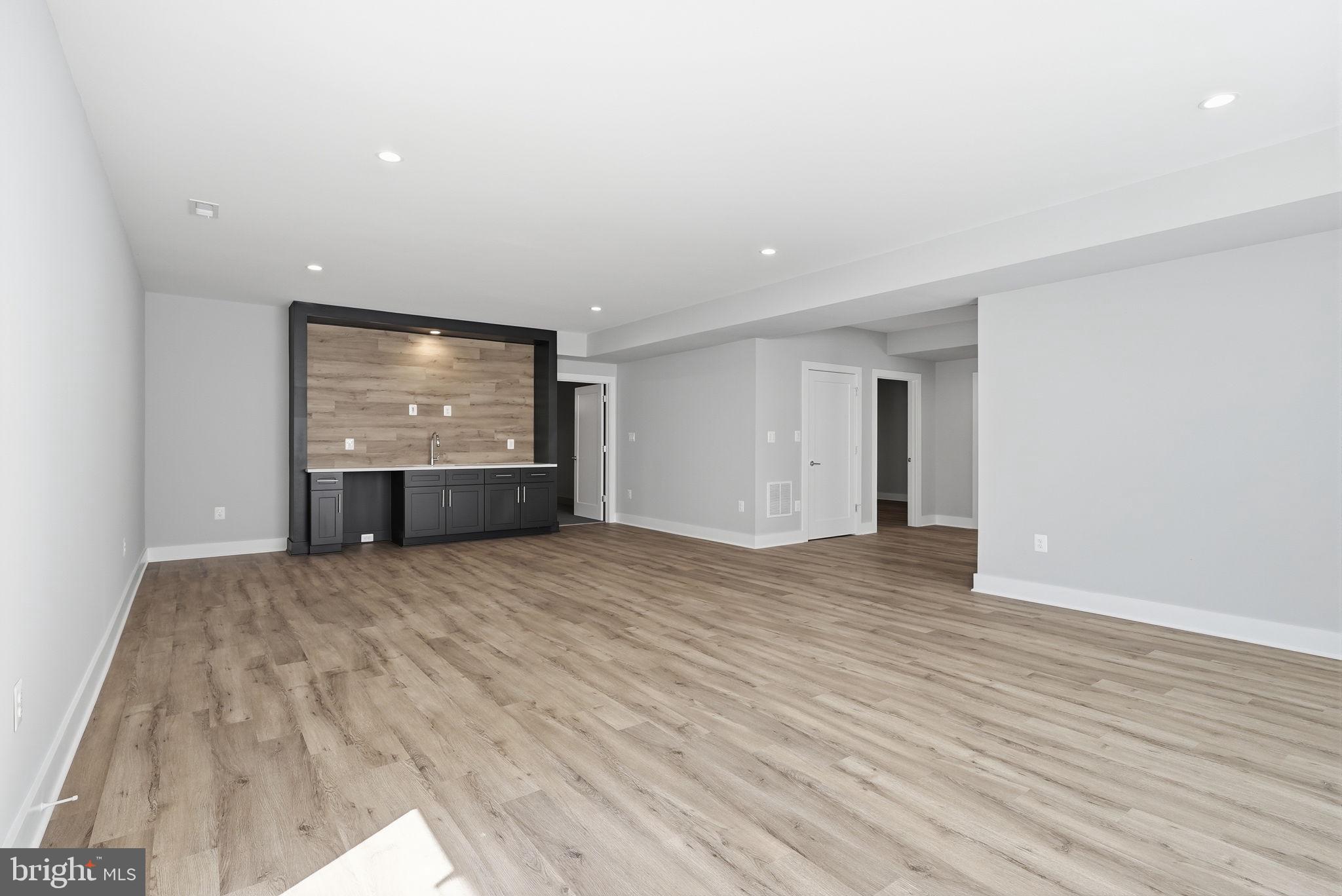 VIENNA WOODS - Residential