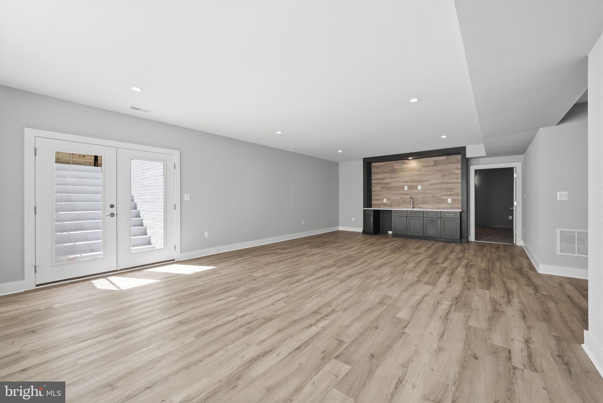 VIENNA WOODS - Residential