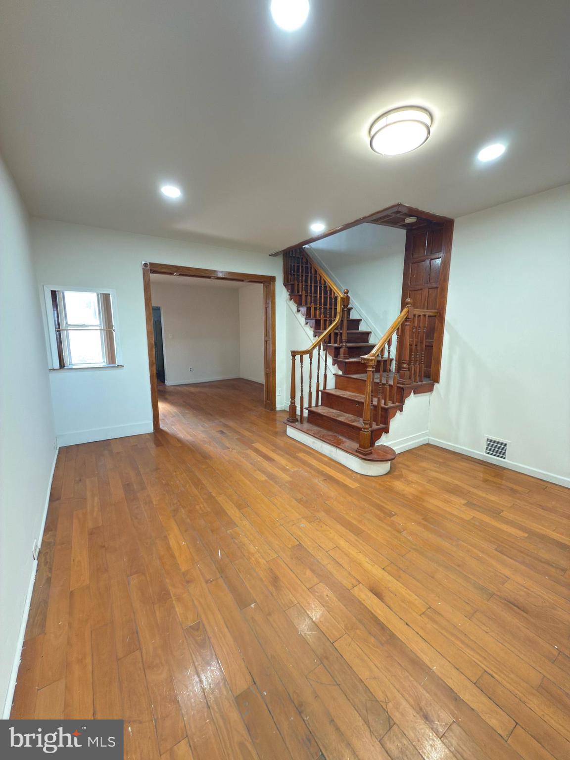 1544 W GLENWOOD AVENUE