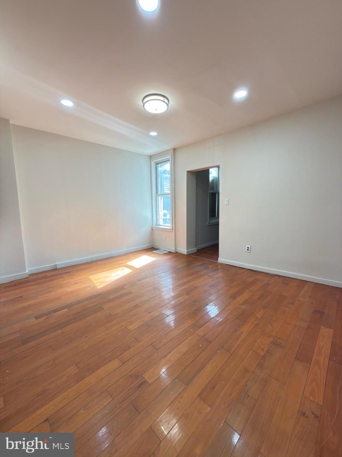 1544 W GLENWOOD AVENUE