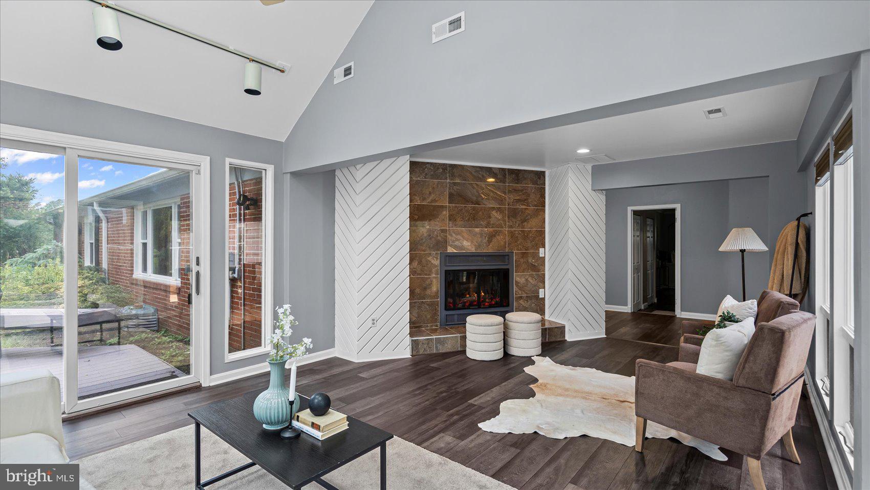 HAMPTON VILLAGE - Residential