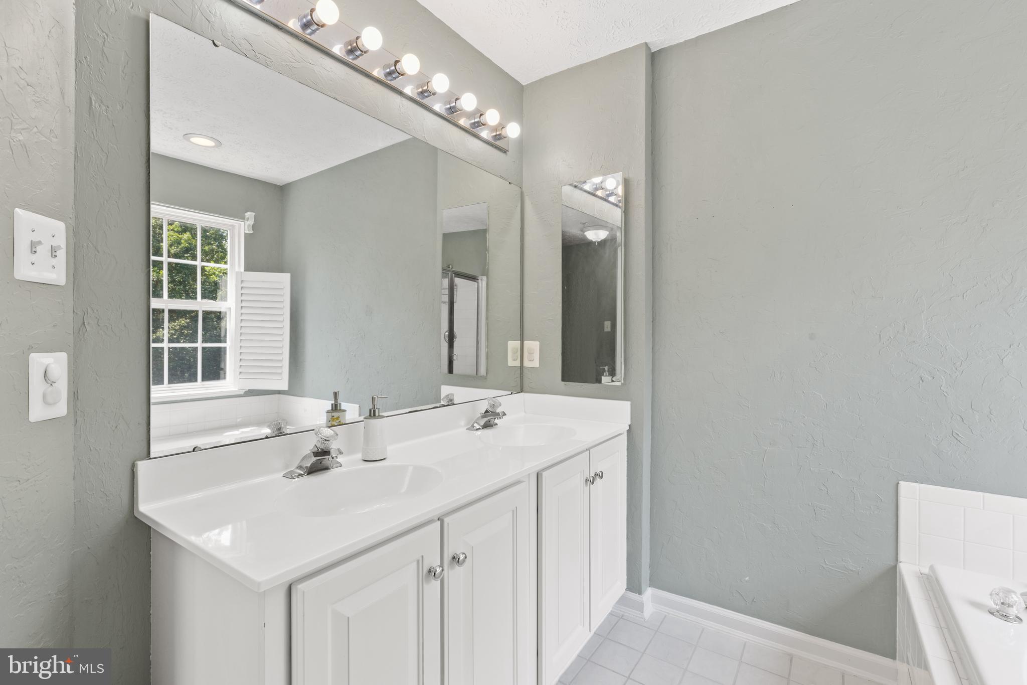 CONSTANT FRIENDSHIP - Residential Lease